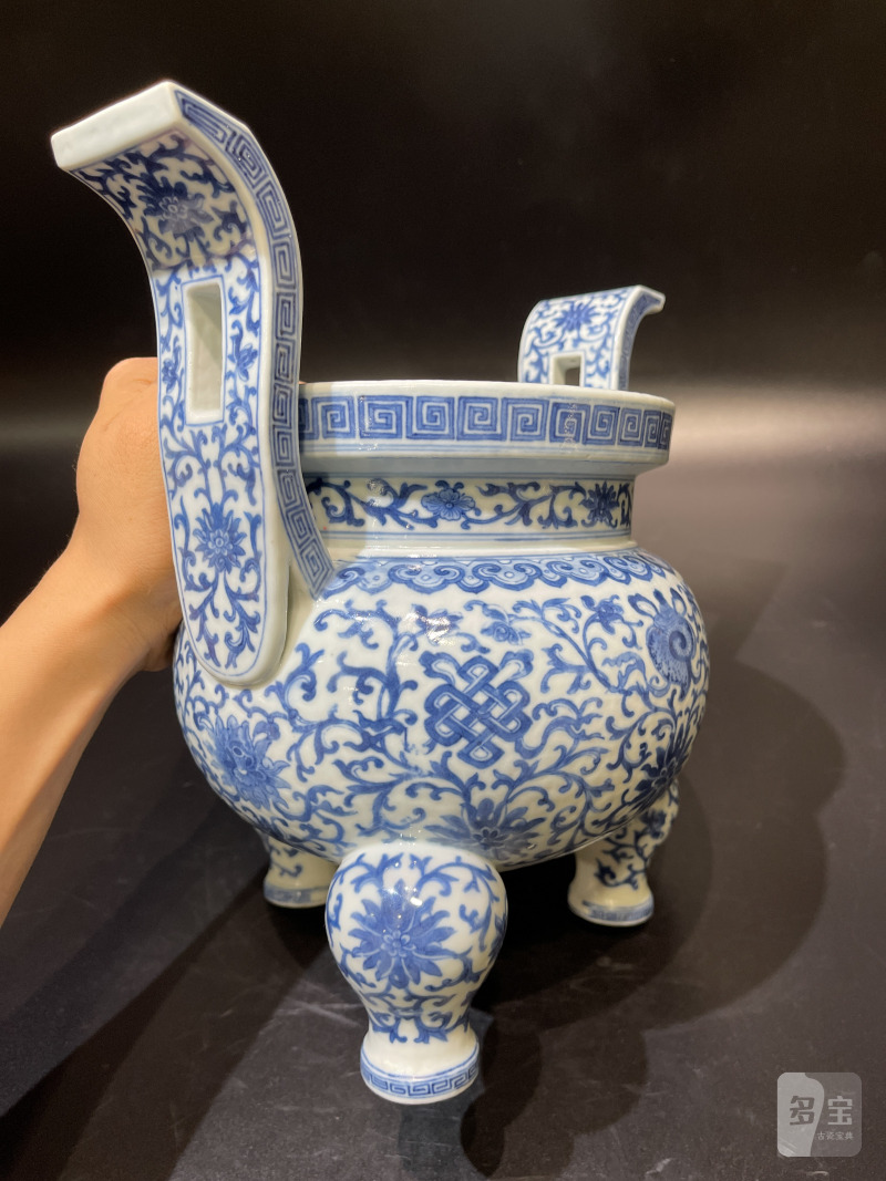 清 青花莲托八宝纹朝冠耳炉 - 图8